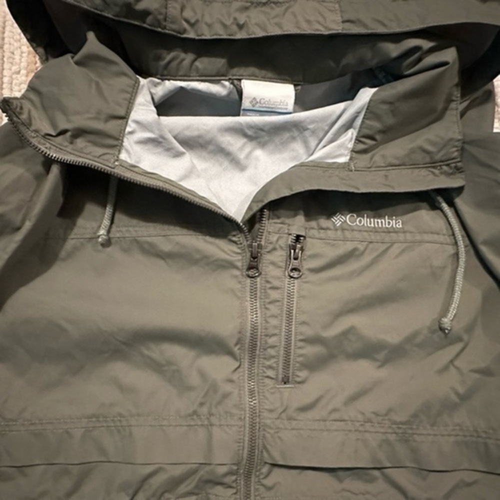 COPY - Columbia. wind breaker. size small. New condition.